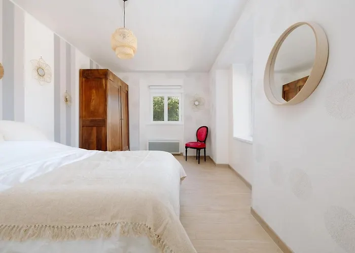 Maison Spacieuse Avec Jardin - 10 Min Holiday home Besneville